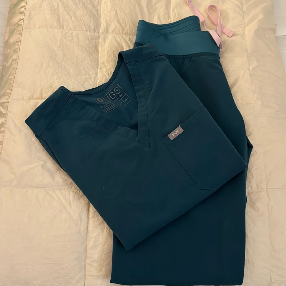 Teal color. Most similar to Caribbean blue. Too and bottom sold as set
